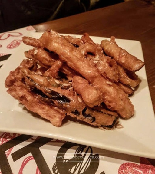 Verduras en tempura con miel y pipas