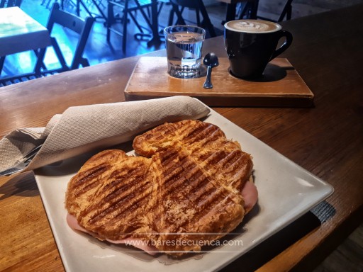 Croissant a la plancha de Jamón queso y orégano | Moka