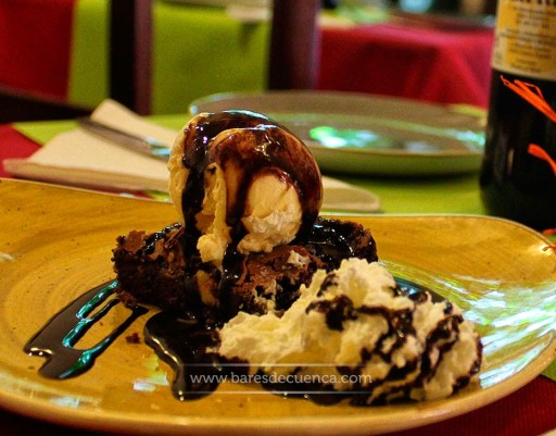 Brownie con Helado de Vainilla | Mesón Puerta Valencia