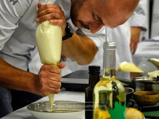 Juan Pedro con las manos en la masa en su intervención en Gastronomía con origen Cuenca