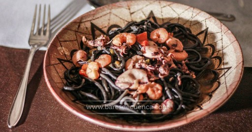 pasta negra con gambas y chopitos fritos | Mesón Puerta Valencia